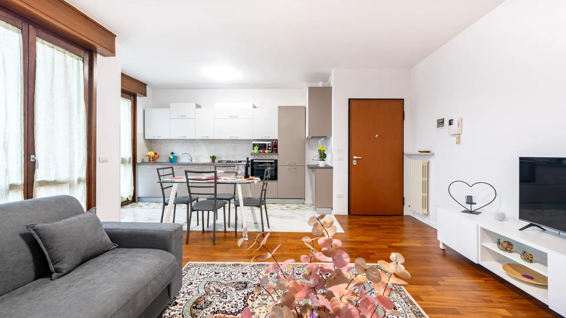 Picasso Residency Near Parma'S Finest Gems Apartment
